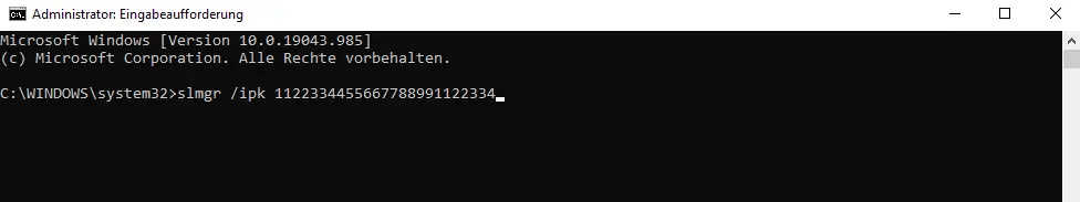 Screenshot der Windows-Eingabeaufforderung (CMD) mit Administratorrechten, in der der Befehl slmgr /ipk eingegeben wurde, um einen Windows-Produktschlüssel zu installieren.