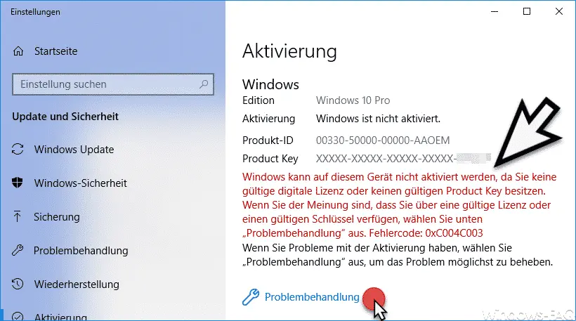 Screenshot der Windows 10-Aktivierungseinstellungen mit dem Fehlercode 0xC004C003. Die Meldung weist darauf hin, dass Windows nicht aktiviert ist, da kein gültiger Produktschlüssel oder digitale Lizenz vorhanden ist. Ein Pfeil hebt die Fehlermeldung hervor, und die Schaltfläche „Problembehandlung“ wird angeklickt.