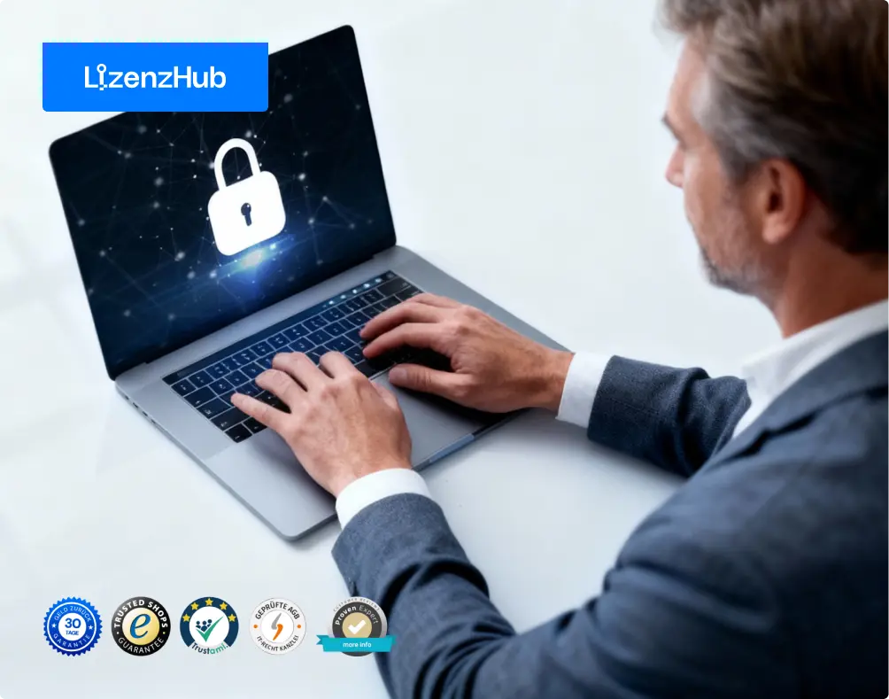 Ein Mann im Anzug tippt auf einem Laptop, auf dem ein Vorhängeschloss als Symbol für Sicherheit zu sehen ist. Das LizenzHub-Logo befindet sich in der oberen linken Ecke, und am unteren Rand des Bildes sind verschiedene Zertifizierungsplaketten zu sehen.