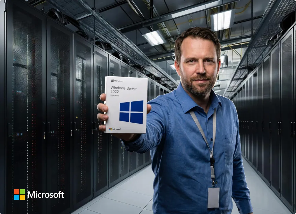IT-Administrator im Rechenzentrum hält Microsoft® Windows Server® 2022 Box