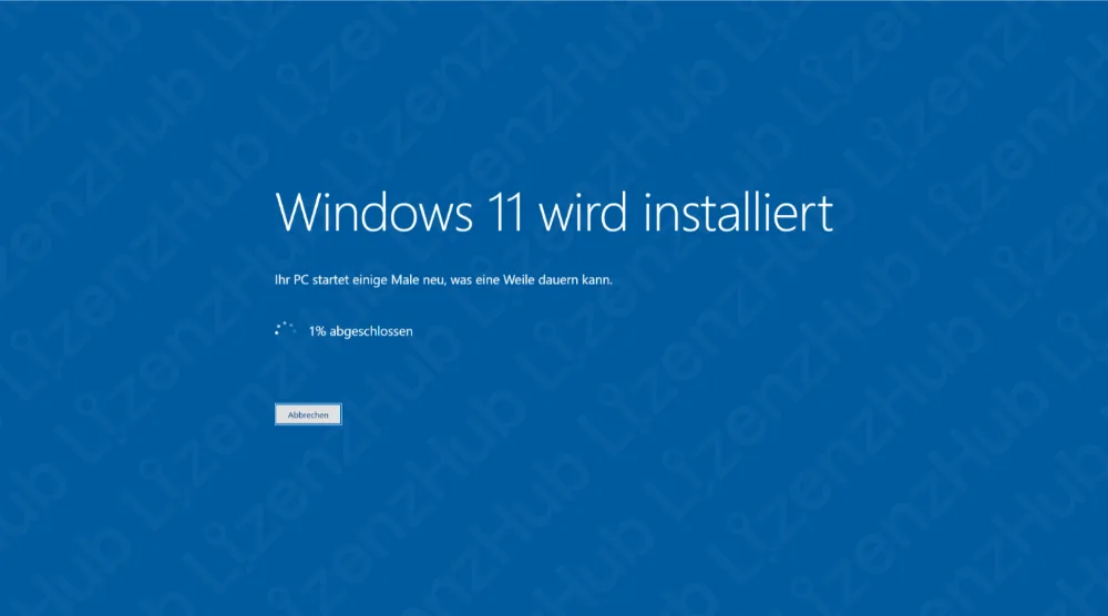 Ein blauer Bildschirm zeigt Windows 11 wird installiert mit einem Fortschrittsindikator bei 1% sowie dem Hinweis, dass der PC mehrmals neu gestartet wird. Unter dem Fortschritt ist die Schaltfläche Abbrechen sichtbar.