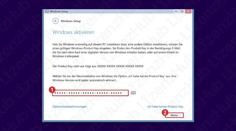 Ein Windows-Setup-Bildschirm fordert zur Aktivierung auf. Das Feld zur Eingabe des Product Keys ist hervorgehoben, und die Schaltfläche Weiter ist mit nummerierten roten Kreisen markiert. Unten ist der Link Ich habe keinen Product Key sichtbar.