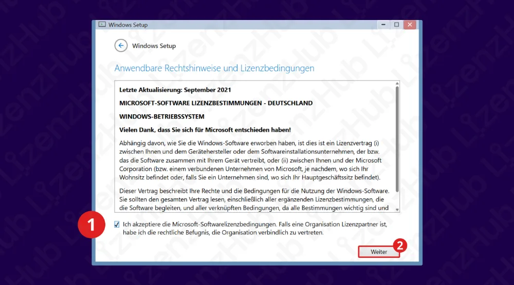 Ein Windows-Setup-Bildschirm zeigt die Microsoft-Software-Lizenzbedingungen. Ein Kontrollkästchen zum Akzeptieren ist als Schritt 1 markiert, und die Schaltfläche Weiter ist als Schritt 2 hervorgehoben.