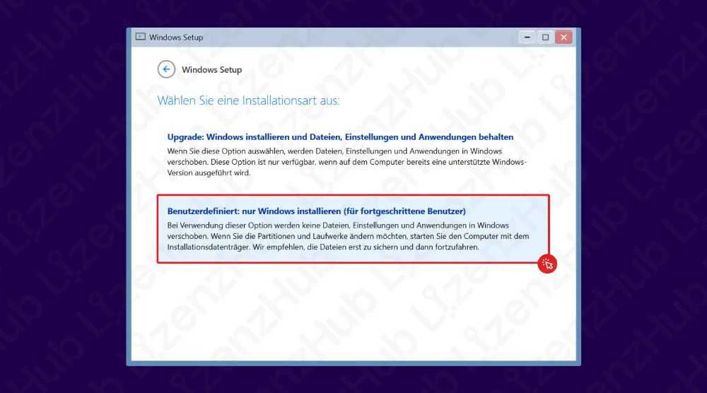 Ein Windows-Setup-Bildschirm fragt: Welche Art der Installation möchten Sie durchführen? Mit zwei Optionen: Upgrade und Benutzerdefiniert: Nur Windows installieren (erweitert). Die Benutzerdefiniert-Option ist mit einem roten Rahmen hervorgehoben.