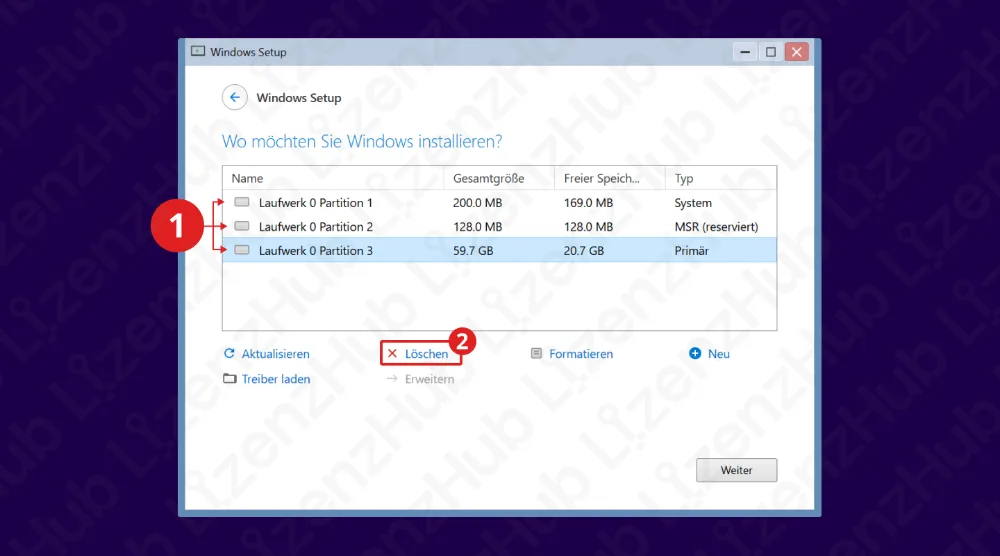 Ein Windows-Setup-Bildschirm zeigt Datenträgerpartitionen mit Optionen zum Löschen, Formatieren oder Erweitern. Schritt 1 markiert die Auswahl einer Partition; Schritt 2 markiert die Schaltfläche Löschen unter der Liste.