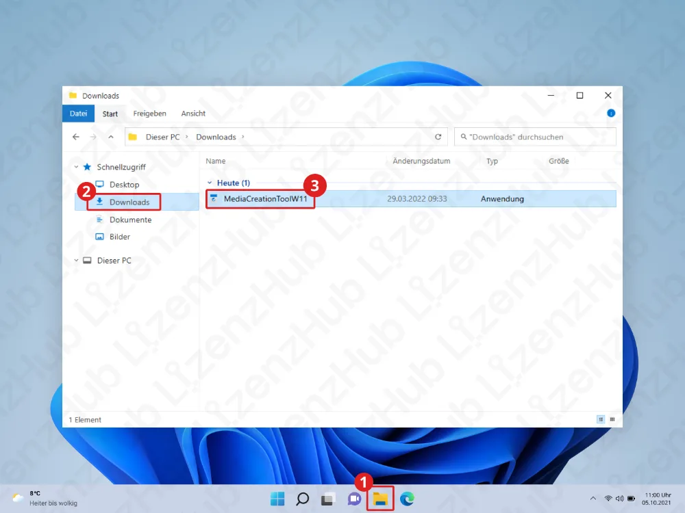 Ein Windows-11-Desktop zeigt den Datei-Explorer im Ordner Downloads. MediaCreationToolW11 ist markiert; nummerierte rote Kreise markieren das Ordnersymbol in der Taskleiste, Desktop unter Schnellzugriff und den Dateinamen.