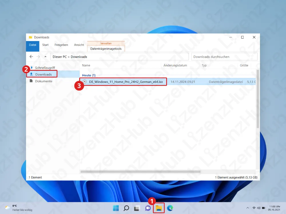 Ein Windows-11-Desktop zeigt den Datei-Explorer im Ordner Downloads. Die Datei „Win11_21H2_English_x64.iso“ ist ausgewählt. Schrittzahlen markieren den Ordner Downloads, die Datei und das Datei-Explorer-Symbol in der Taskleiste.