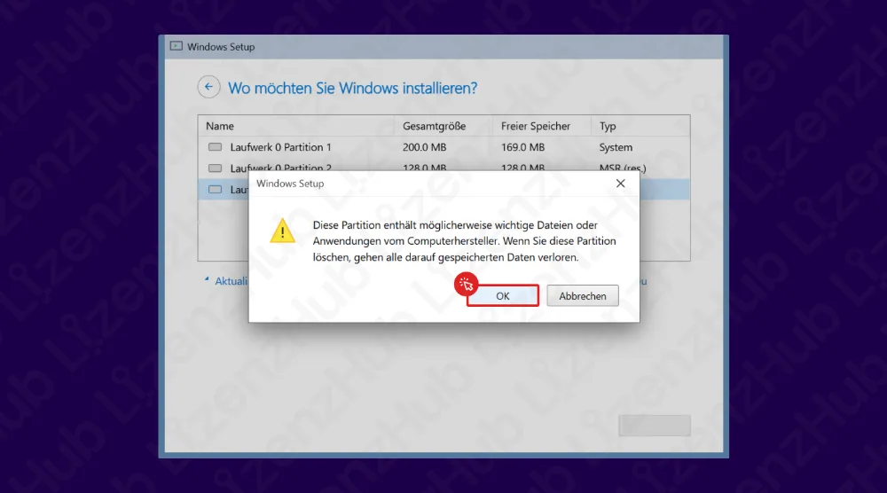 Ein Windows-Setup-Bildschirm zeigt ein Warn-Pop-up zum Löschen einer Partition. Die Nachricht weist auf möglichen Datenverlust hin. Der Mauszeiger befindet sich über der roten OK-Schaltfläche.
