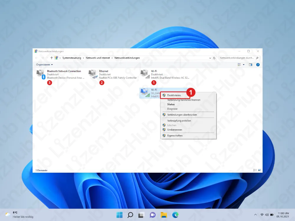 Das Fenster Netzwerkverbindungen in Windows 11 ist geöffnet. Auf dem WLAN-Adapter wurde per Rechtsklick ein Menü geöffnet, in dem Deaktivieren hervorgehoben ist. Im Hintergrund ist das Desktop-Wallpaper zu sehen, unten die Taskleiste.
