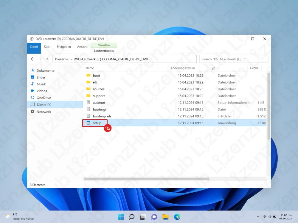 Ein Windows-11-Desktop zeigt den Datei-Explorer in einem DVD-Laufwerk. Mehrere Ordner und Dateien sind sichtbar, und die Bootstrap-Anwendung ist markiert. Die Taskleiste ist unten zu sehen, inklusive System-Symbole und Uhrzeit.