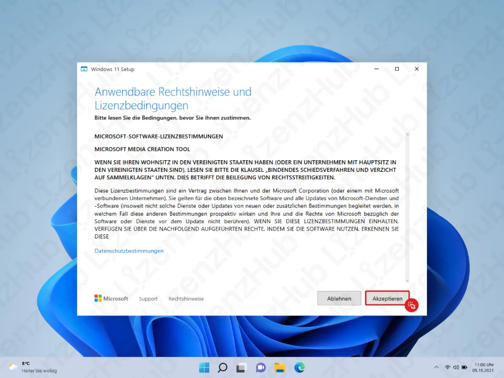 Ein Windows-Setup-Fenster zeigt die Lizenzbedingungen. Die Schaltfläche Akzeptieren ist unten rechts hervorgehoben; darunter sind Links wie Microsoft, Support, Legal und United States sichtbar. Der Desktop-Hintergrund ist blau.