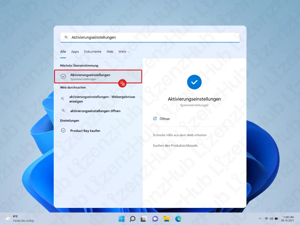 Ein Windows-11-Desktop zeigt das Startmenü mit markierten Suchergebnissen, in denen Aktivierungseinstellungen unter den Systemeinstellungen hervorgehoben ist. Im Hintergrund ist das Fenster Aktivierungseinstellungen geöffnet.