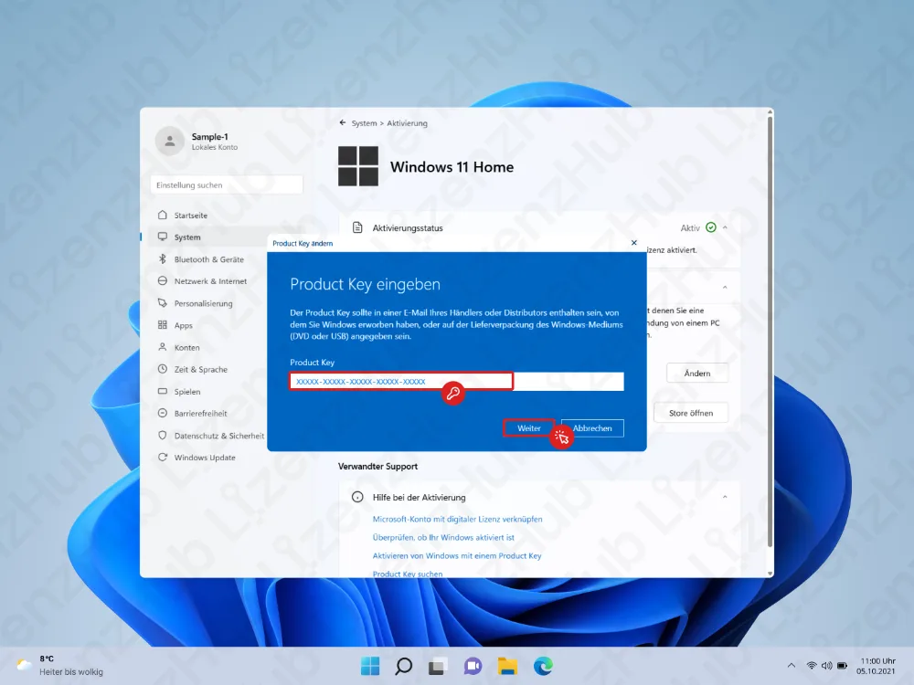 Ein Aktivierungsbildschirm von Windows 11 Home zeigt ein blaues Dialogfeld zur Eingabe eines Product Keys. Das Schlüsselfeld ist ausgefüllt, und ein roter Pfeil zeigt auf die Schaltfläche Weiter. Im Hintergrund ist das Desktop-Wallpaper sichtbar.