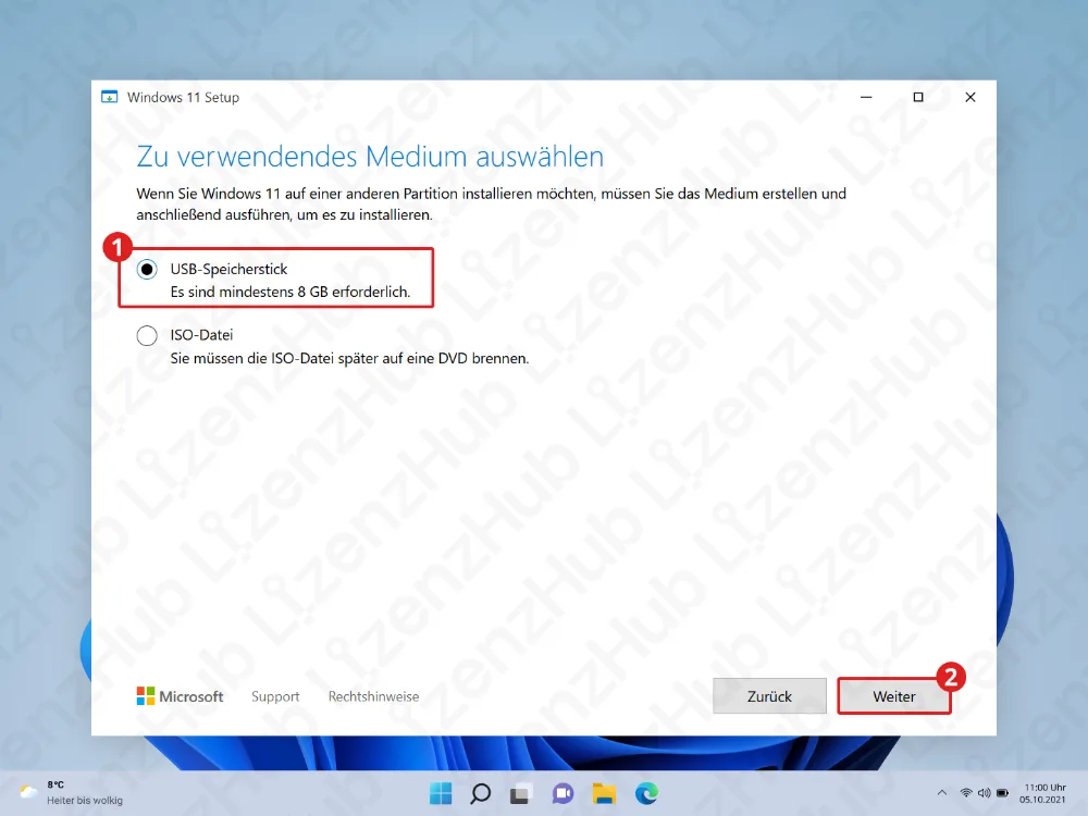 Ein Setup-Bildschirm zeigt USB-Speicherstick als Medium-Option ausgewählt. Der Hinweis nennt mindestens 8 GB. Die Schaltfläche Weiter ist unten rechts hervorgehoben.