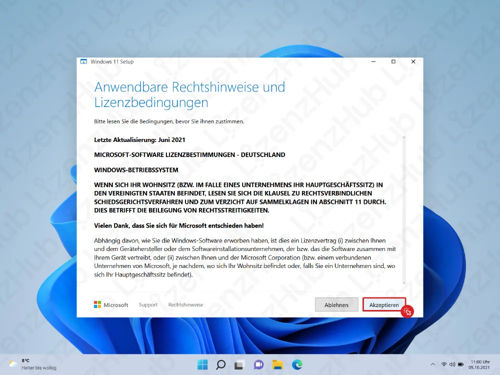 Ein Windows-11-Setup-Bildschirm zeigt Lizenzbedingungen. Unten sind die Optionen Ablehnen und Akzeptieren sichtbar; Akzeptieren ist rot hervorgehoben. Der Windows-11-Desktop ist im Hintergrund zu sehen.