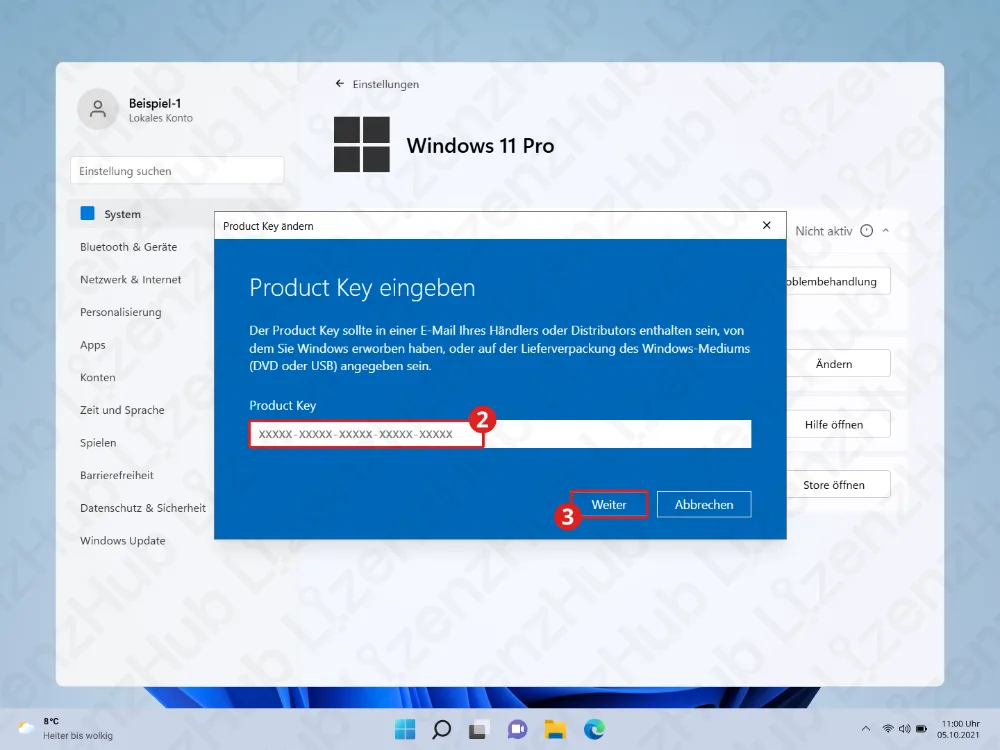 Ein Aktivierungsfenster von Windows 11 Pro fordert zur Eingabe eines Product Keys auf. Das Eingabefeld für den Product Key sowie die Schaltfläche Weiter sind hervorgehoben. Im Hintergrund sind Einstellungen sichtbar.