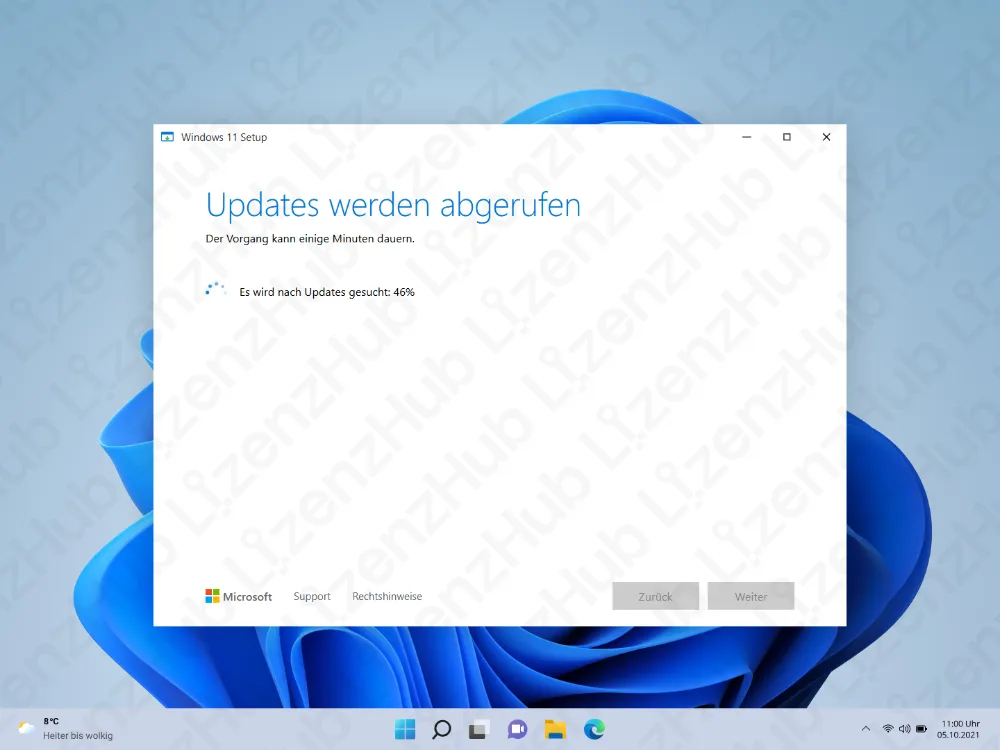 Ein Windows-11-Setup-Fenster zeigt Updates werden abgerufen mit einem Fortschrittsbalken bei 46%. Im Hintergrund ist ein blaues abstraktes Muster zu sehen, und die Taskleiste ist unten sichtbar.