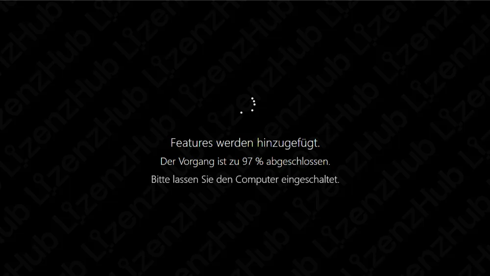 Schwarzer Bildschirm mit Ladeindikator über dem Text: Features werden hinzugefügt. Sie sind zu 97% fertig. Bitte lassen Sie Ihren Computer eingeschaltet.