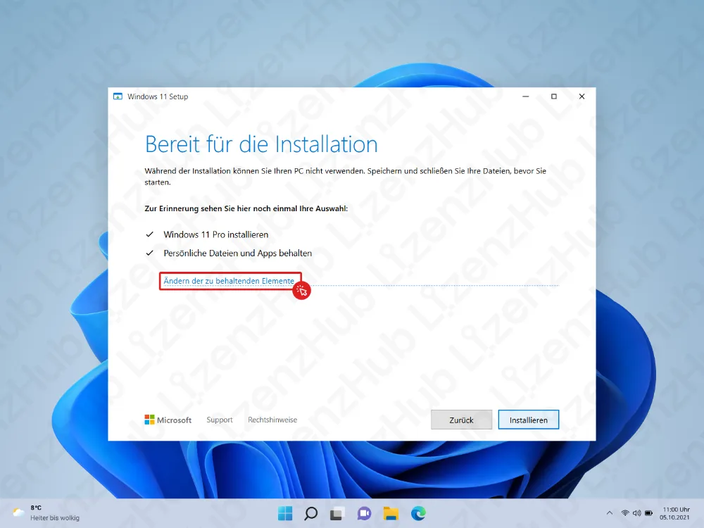 Windows-11-Setup zeigt Bereit für die Installation mit den Optionen, Windows 11 Pro zu installieren und persönliche Dateien und Apps beizubehalten. Ein Cursor zeigt auf Ändern, was beibehalten werden soll. Taskleiste und blaues Wallpaper sind sichtbar.