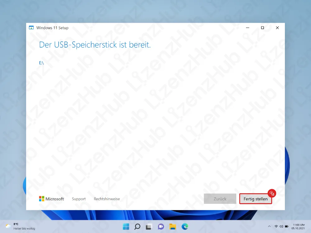 Ein Setup-Bildschirm zeigt die Meldung Ihr USB-Speicherstick ist bereit. Die Schaltfläche Fertigstellen ist unten rechts in Rot hervorgehoben. Unten ist die Taskleiste sichtbar.