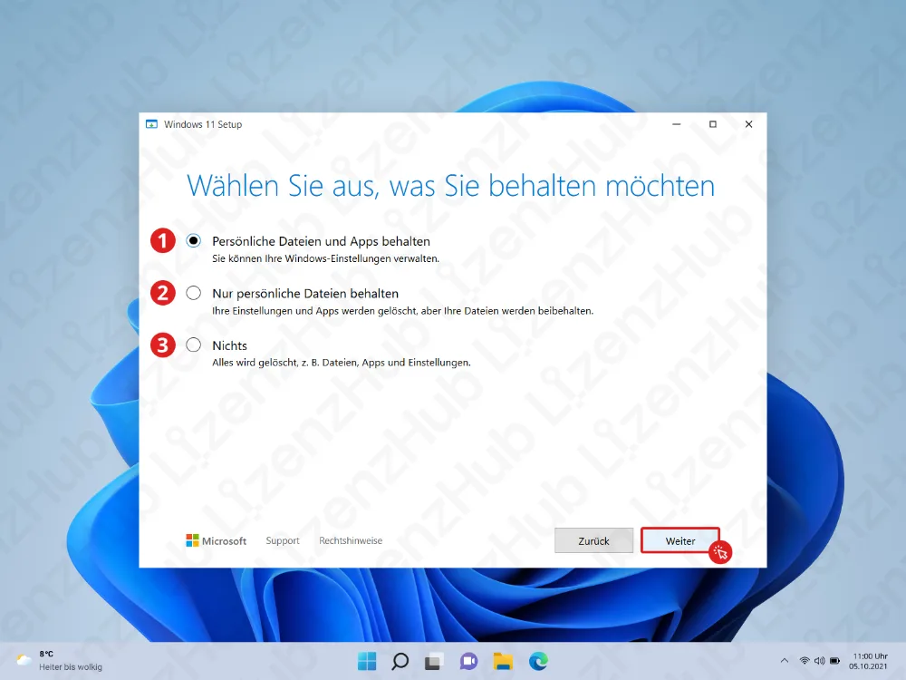 Ein Windows-11-Setup-Bildschirm mit dem Titel Auswählen, was beibehalten werden soll, zeigt drei Optionen: Persönliche Dateien und Apps beibehalten, Nur persönliche Dateien beibehalten oder Nichts. Die Schaltfläche Weiter ist unten rechts hervorgehoben.