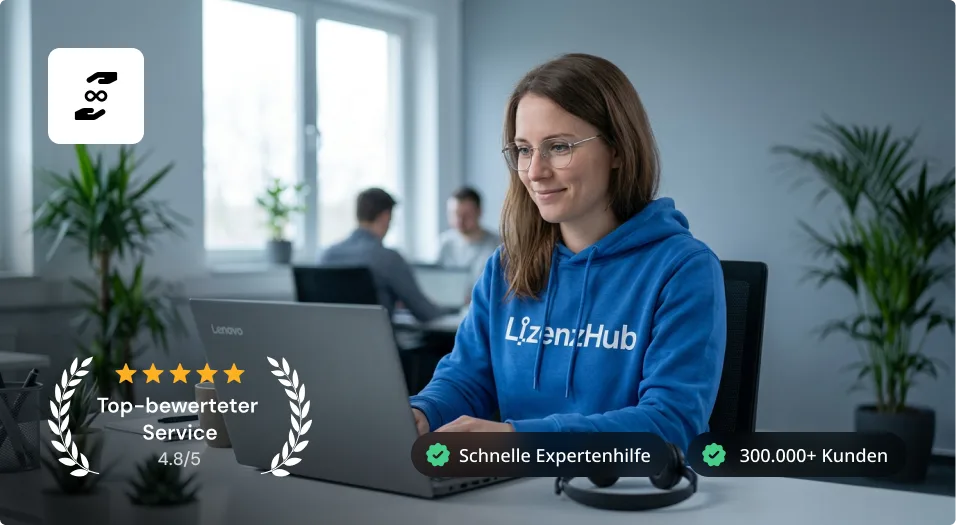 Vrouw werkt op laptop, professionele omgeving