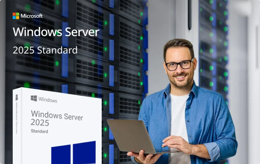 Ein bärtiger Mann mit Brille hält einen Laptop in der Hand und lächelt in einem Serverraum. Im Vordergrund sind das Branding von Windows Server 2025 Standard (DEV) und die Produktbox zu sehen.