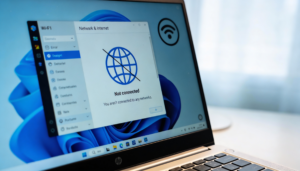 Auf dem Bildschirm eines Laptops wird die Meldung Nicht verbunden mit einem durchgestrichenen Globussymbol angezeigt, was bedeutet, dass keine Internetverbindung besteht. Im Hintergrund sind die Windows 11-Oberfläche und ein Menü für die Wi-Fi-Einstellungen zu sehen.