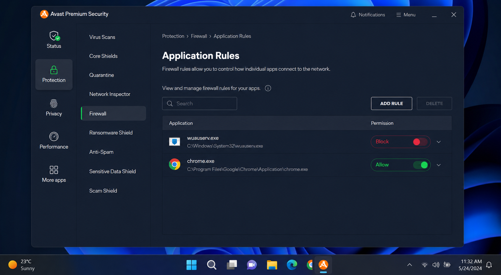 Ein Screenshot des Fensters Firewall-Anwendungsregeln von Avast Premium Security. wsaservice.exe ist blockiert, chrome.exe ist erlaubt. Die Windows 11-Taskleiste ist am unteren Rand sichtbar und zeigt Datum, Uhrzeit und Wetter an.