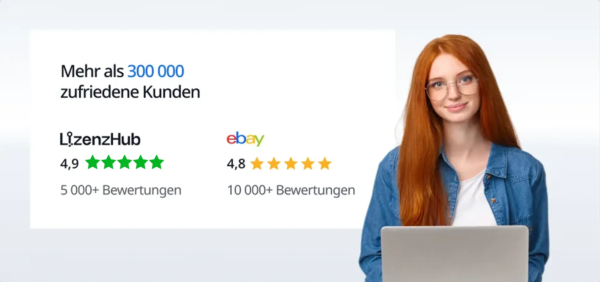 Eine junge Frau mit langen roten Haaren und Brille sitzt an einem Laptop. Neben ihr sind Bewertungen zu sehen, die mehr als 300.000 zufriedene Kunden zeigen, wobei LizenzHub mit 4,9/5 (5.000+ Bewertungen) und eBay mit 4,8/5 (10.000+ Bewertungen) bewertet wurden.