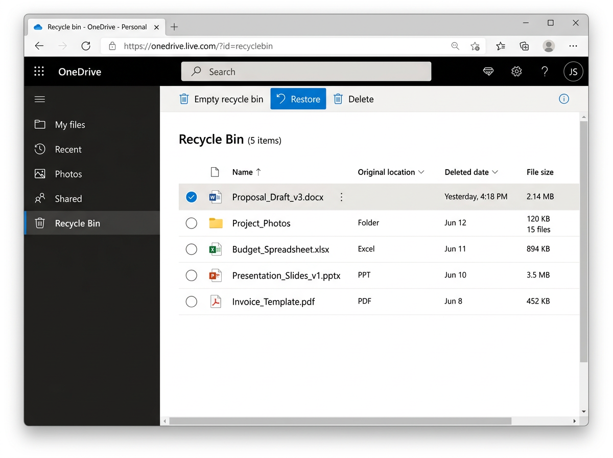 Ein Screenshot des OneDrive-Papierkorbs zeigt fünf gelöschte Dateien, darunter ein Word-Dokument, einen Fotoordner, eine Excel-Tabelle, eine PowerPoint-Präsentation und eine PDF-Datei. Die Schaltfläche "Wiederherstellen" ist oben ausgewählt.