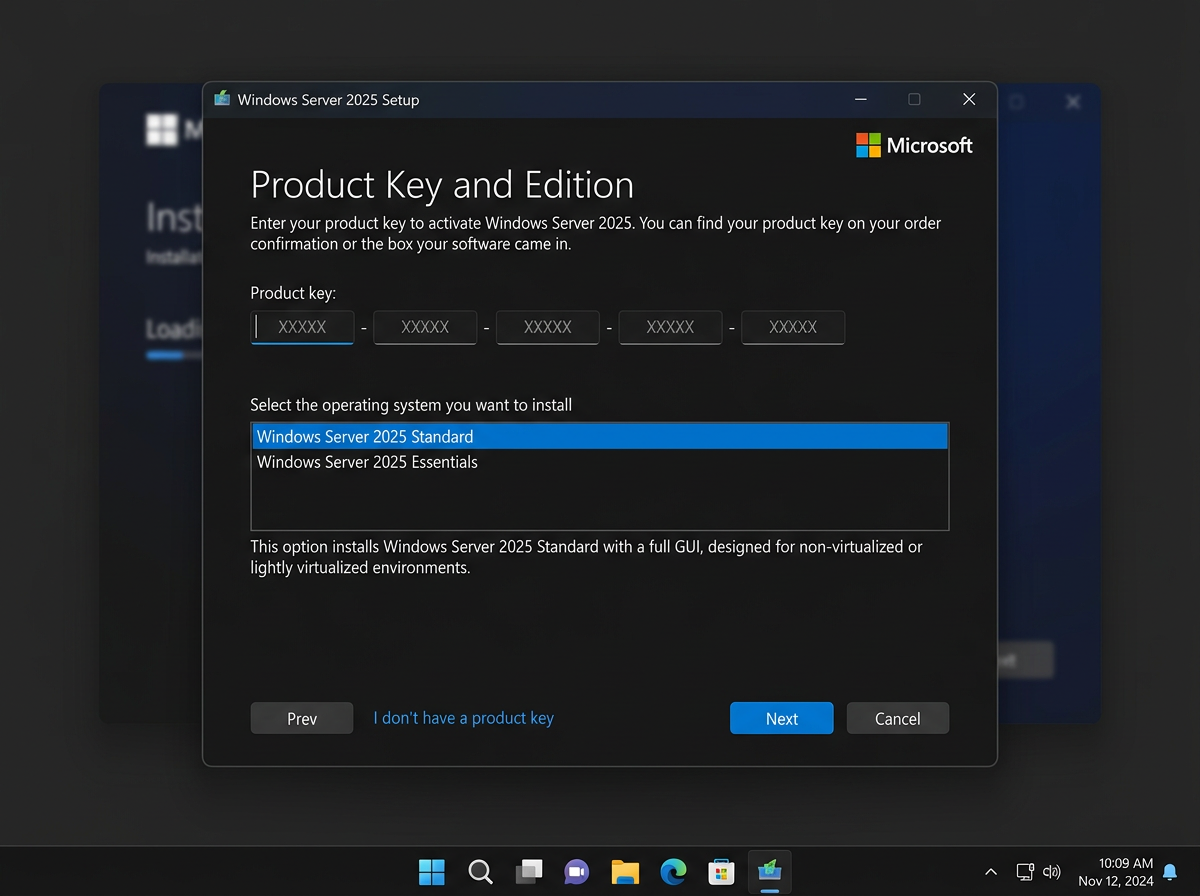 In einem Windows Server 2025 Setup-Fenster wird der Benutzer aufgefordert, einen Produktschlüssel einzugeben und vor der Installation zwischen Windows Server 2025 Standard und Windows Server 2025 Essentials zu wählen.