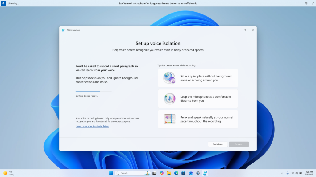 Auf dem Bildschirm eines Windows-Computers wird ein Fenster zum Einrichten der Sprachisolierung angezeigt, in dem die Schritte für die Aufnahme von Hintergrundgesprächen und Tipps für bessere Ergebnisse aufgeführt sind. Im Hintergrund ist der Windows 11-Desktop mit einem blauen abstrakten Hintergrundbild zu sehen.