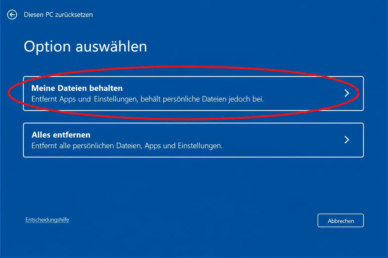 Windows-Rücksetzbildschirm auf Deutsch mit zwei Optionen: „Meine Dateien behalten“ (hervorgehoben), wodurch persönliche Dateien erhalten bleiben, und „Alles entfernen“, wodurch alles gelöscht wird. Blauer Hintergrund mit Schaltflächen für „Hilfe“ und „Abbrechen“.