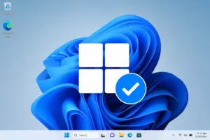 Ein Windows 11-Desktopbildschirm mit den Symbolen für den Papierkorb und Microsoft Edge. Ein großes Windows-Logo mit einem blauen Häkchen ist zentriert, und in der Taskleiste sind mehrere App-Symbole zu sehen. Die Uhrzeit ist 11:11 Uhr am 21.05.2024.