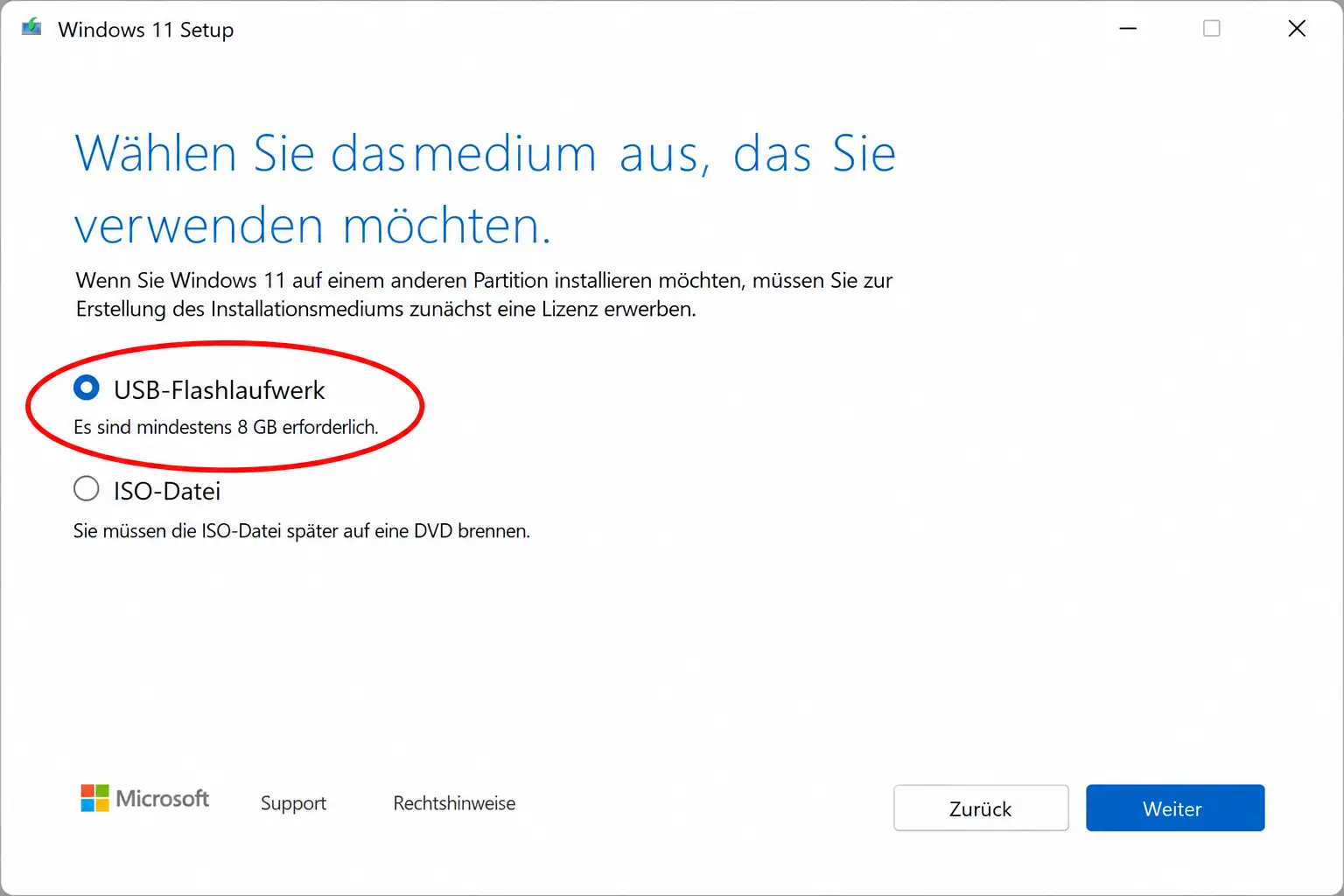 Windows 11-Setup-Bildschirm auf Deutsch, auf dem Optionen zur Auswahl eines USB-Sticks (mit einem roten Oval markiert, mit dem Hinweis, dass mindestens 8 GB erforderlich sind) oder einer ISO-Datei zum Erstellen eines Installationsmediums angezeigt werden. Blaue Schaltfläche „Weiter“ unten rechts.