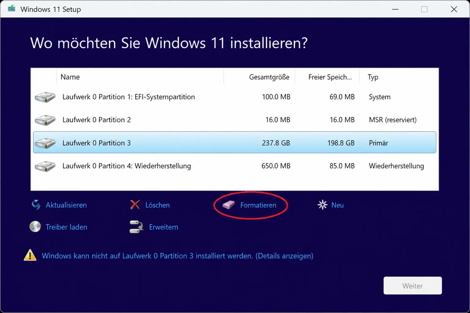 Einrichtungsbildschirm von Windows 11 mit den Festplattenpartitionen. Partition 3 ist markiert, und die Schaltfläche „Formatieren“ am unteren Rand ist mit einem roten Kreis umrandet. Außerdem sind die Optionen „Löschen“, „Neu“ und „Treiber laden“ zu sehen.