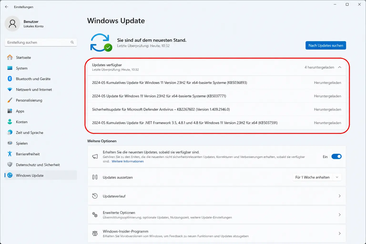 Das Fenster „Windows Update“-Einstellungen in deutscher Sprache zeigt eine Liste der verfügbaren Updates an, darunter kumulative Updates und Sicherheitsupdates, mit Download-Schaltflächen auf der rechten Seite. Die Updates sind rot umrandet.